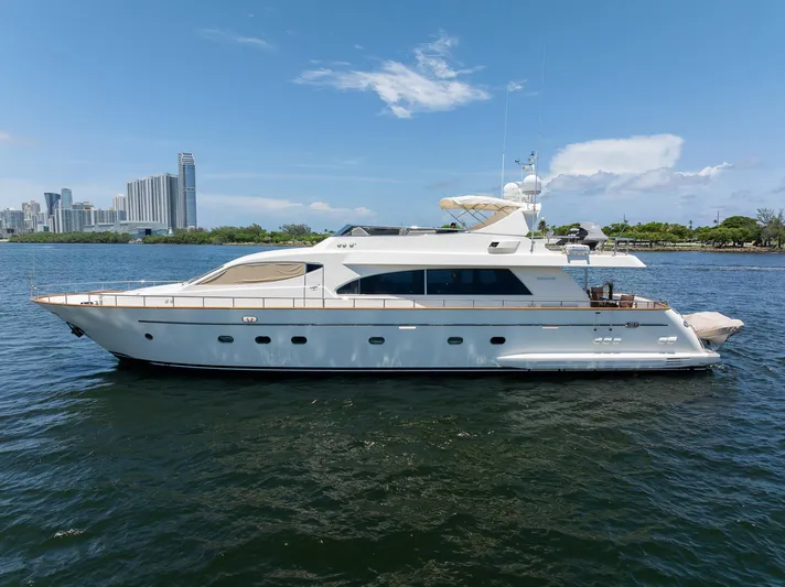 Uai Yacht Photos Pics 