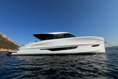 2025 Solaris Power 60 Coupe