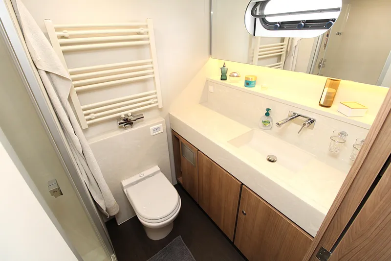  Yacht Photos Pics Luxurious bathroom in 2024 Linssen 55 SL AC Variotop yacht, featuring modern fixtures and elegant design.