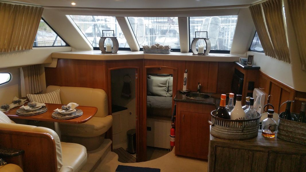 2005 Carver 41 Cockpit Motor Yacht