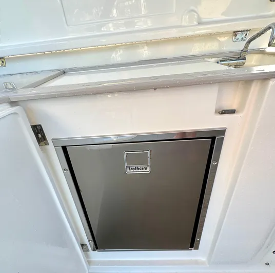 Porto Bene Yacht Photos Pics Refrigerator - FlyBridge