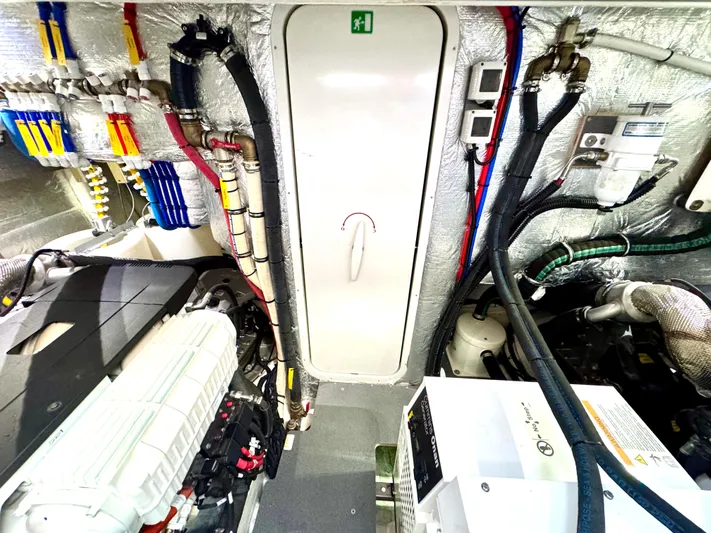 Porto Bene Yacht Photos Pics Engine Room - Access
