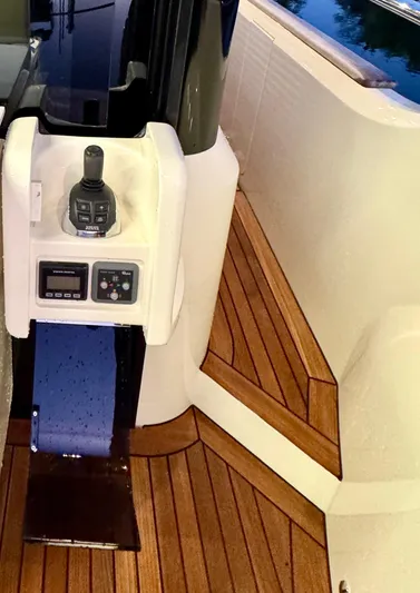 Porto Bene Yacht Photos Pics Cockpit Docking Station - Strb. Side