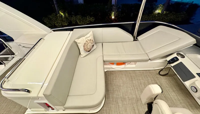 Porto Bene Yacht Photos Pics FlyBridge Forward Strb. Side Seating