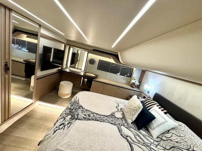 Porto Bene Yacht Photos Pics Master StateRoom - Strb. Side