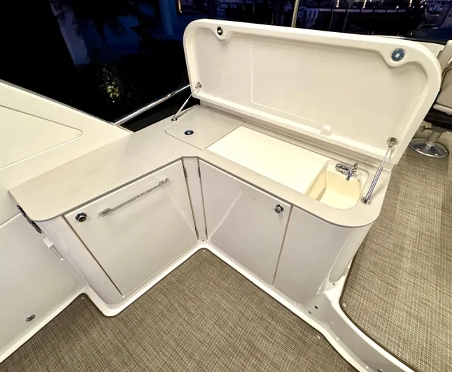 Porto Bene Yacht Photos Pics FlyBridge Wet Bar