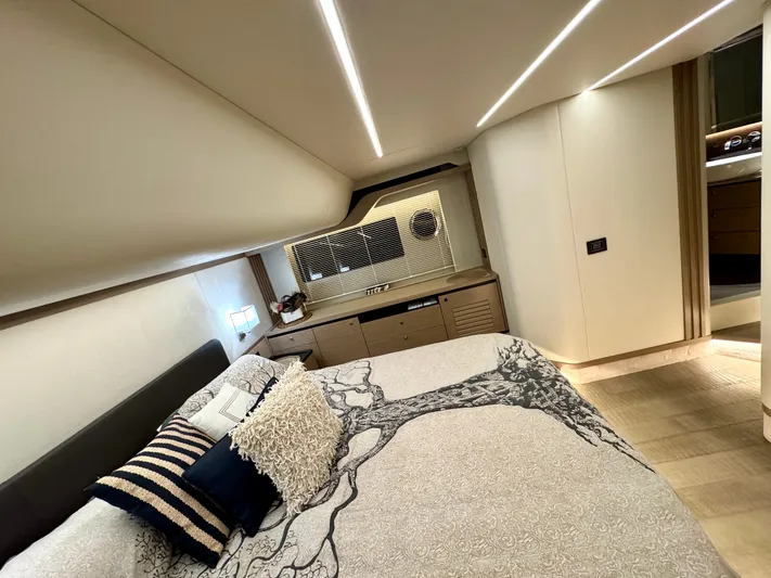 Porto Bene Yacht Photos Pics Master StateRoom - Port Side