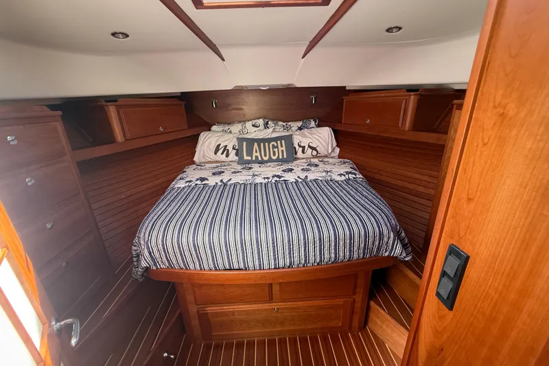 Strange Magic Yacht Photos Pics 2023 Sabre 43 Salon Express cabin with cozy bed and wooden interior.