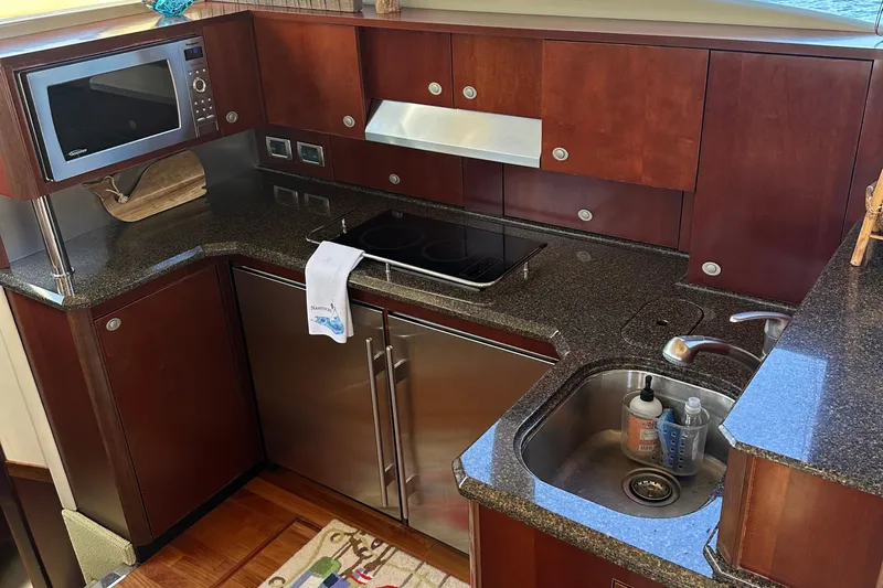 Knot Available Yacht Photos Pics Luxurious kitchen in 2005 Sea Ray 500 Sedan Bridge yacht with modern appliances.