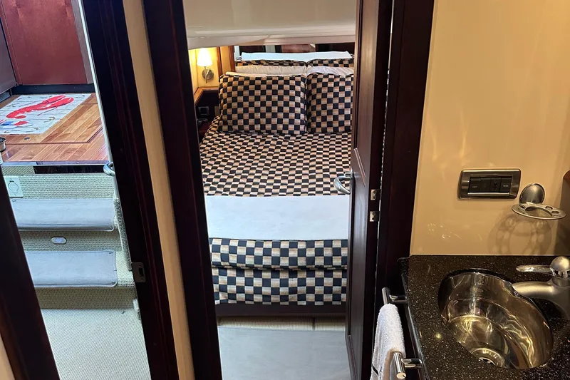 Knot Available Yacht Photos Pics Interior of 2005 Sea Ray 500 Sedan Bridge, featuring a cozy bedroom and modern bathroom.