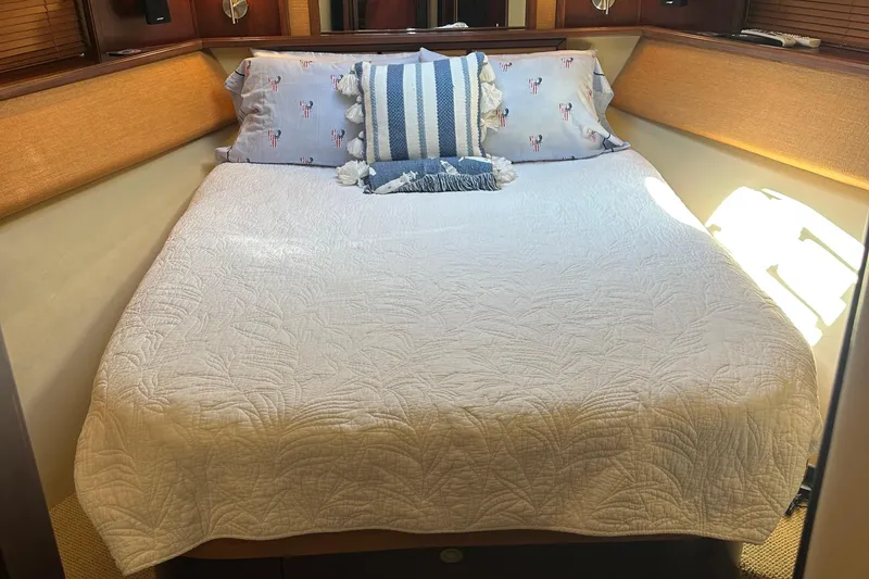 Knot Available Yacht Photos Pics Cozy bedroom in 2005 Sea Ray 500 Sedan Bridge yacht with decorative pillows and quilt.