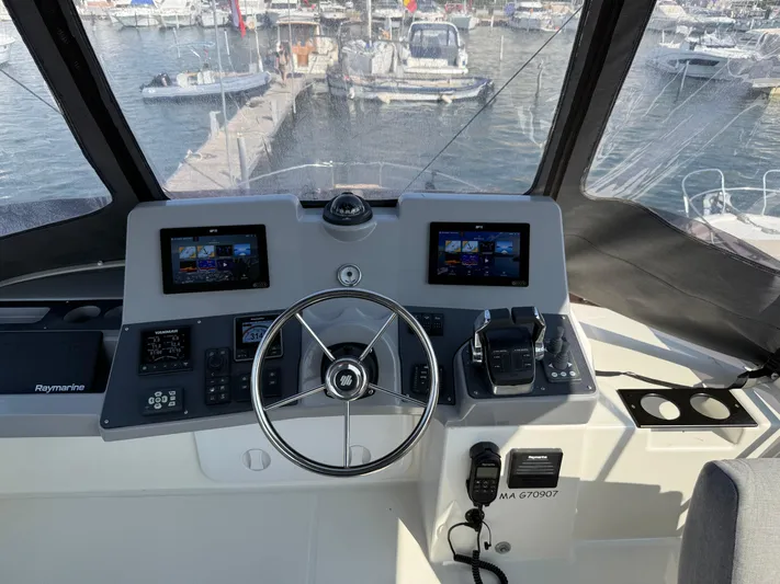 Cassiopee Yacht Photos Pics 2023 Beneteau Swift Trawler 41 Fly helm with dual displays and steering wheel.