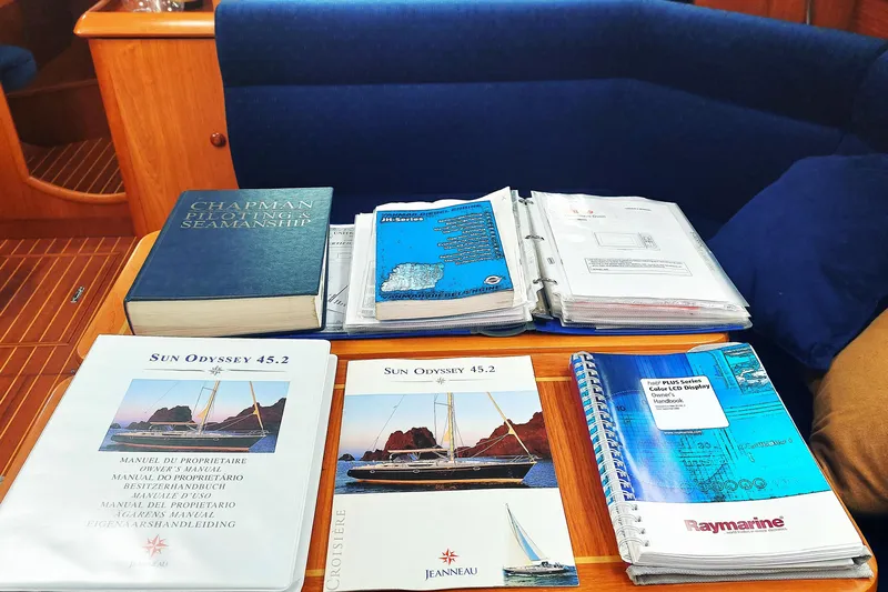 "champagne" Yacht Photos Pics Nautical manuals and guides on a Jeanneau Sun Odyssey 45.2 yacht, 2003 model.