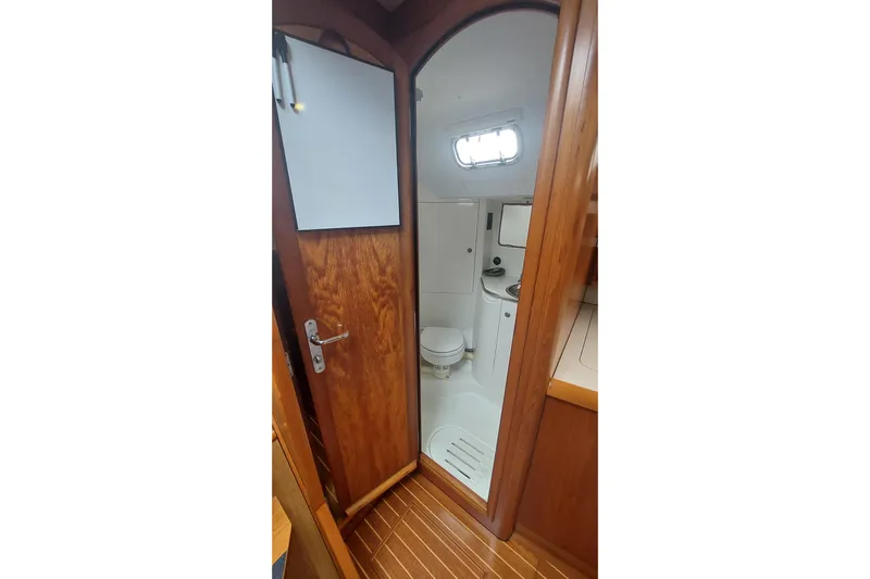 "champagne" Yacht Photos Pics Aft head and shower.