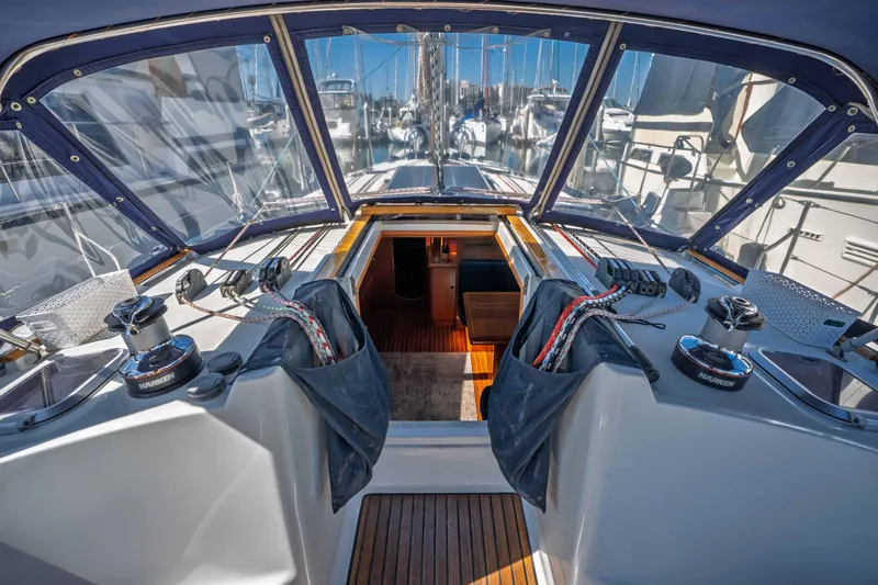 "champagne" Yacht Photos Pics Running rigging lines run aft into cockpit and stowed in mesh line bags.