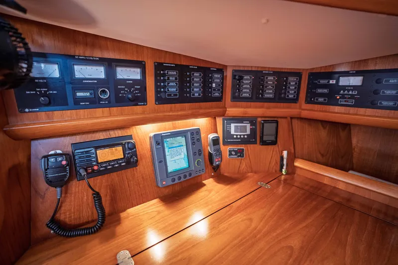 "champagne" Yacht Photos Pics Control panel of 2003 Jeanneau Sun Odyssey 45.2 yacht, featuring navigation and communication equipment.