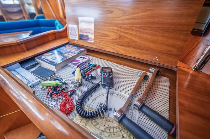 "champagne" Yacht Photos Pics Navigation tools and equipment on Jeanneau Sun Odyssey 45.2 yacht, 2003 model.