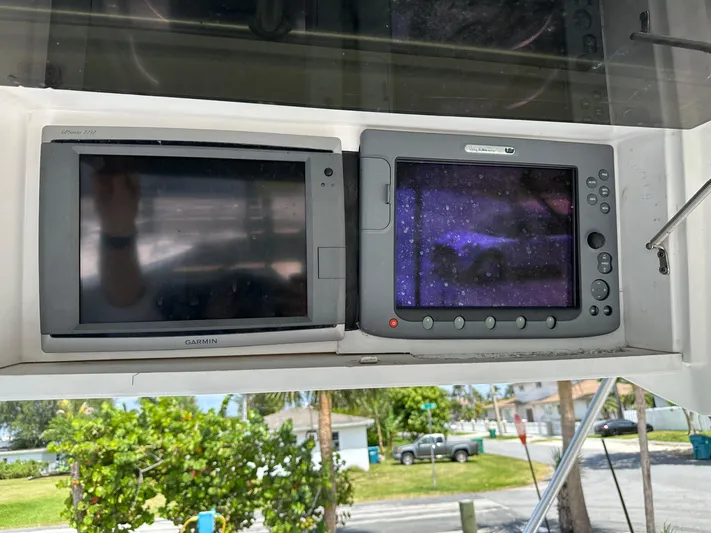  Yacht Photos Pics 2003 Luhrs 40 Convertible boat electronics, featuring Garmin and Raymarine displays.