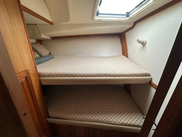  Yacht Photos Pics 2003 Luhrs 40 Convertible cabin with bunk beds and natural light.