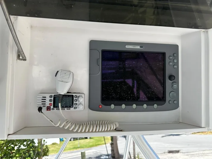  Yacht Photos Pics 2003 Luhrs 40 Convertible boat dashboard with navigation screen and radio equipment.