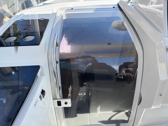  Yacht Photos Pics 2020 Jeanneau Leader 9.0 WA boat cockpit with sleek design and modern controls.