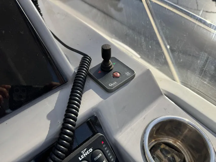  Yacht Photos Pics Control panel of 2020 Jeanneau Leader 9.0 WA boat with joystick and cup holder.