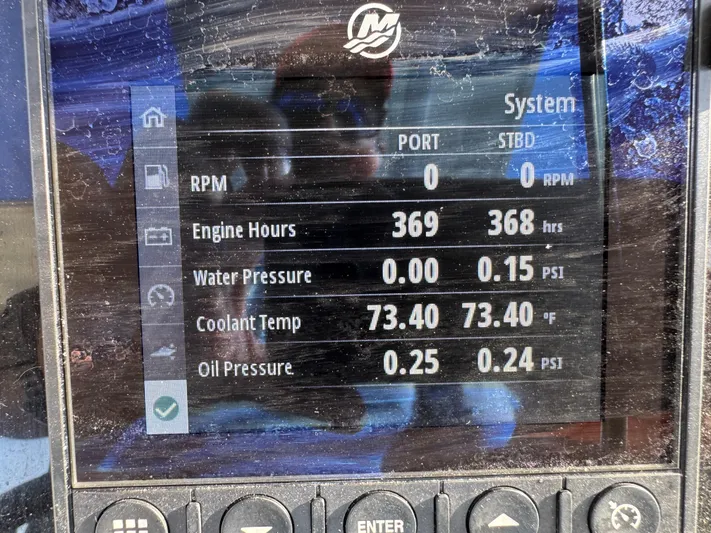  Yacht Photos Pics Display screen of a 2020 Jeanneau Leader 9.0 WA showing engine metrics.