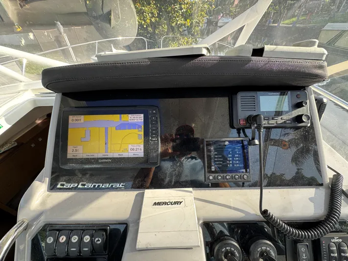 Yacht Photos Pics Dashboard of a 2020 Jeanneau Leader 9.0 WA boat with navigation equipment.