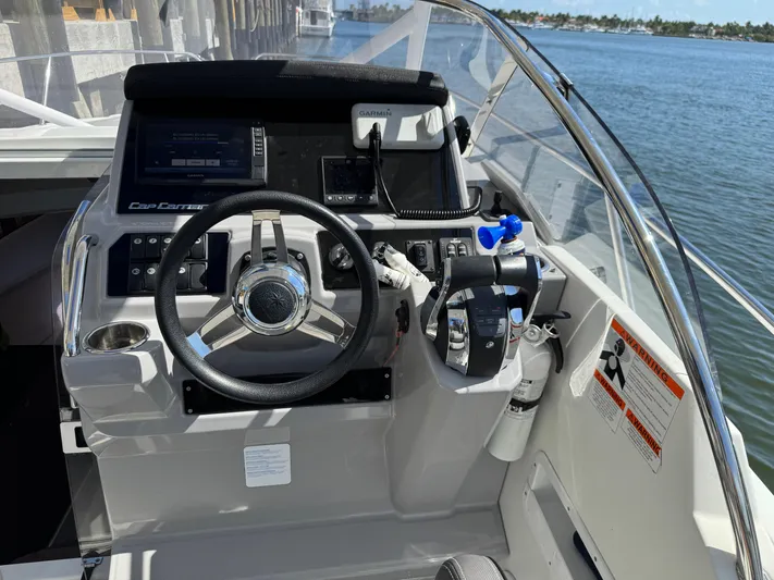  Yacht Photos Pics Cockpit of 2020 Jeanneau Leader 9.0 WA boat with steering wheel and controls.