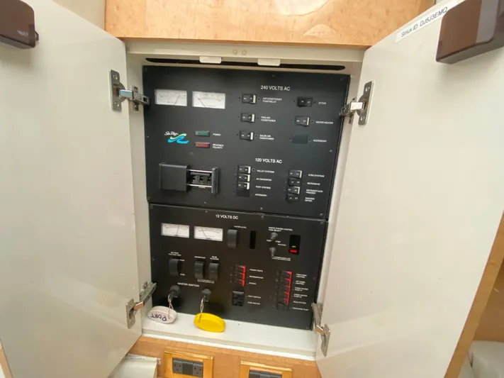  Yacht Photos Pics Electrical panel inside a 1997 Sea Ray 450 Sundancer yacht.