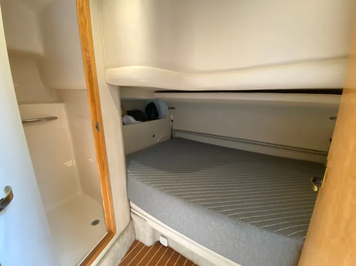  Yacht Photos Pics 1997 Sea Ray 450 Sundancer cabin with bed and shower area.