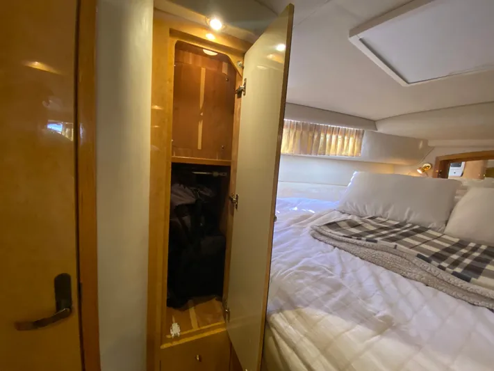  Yacht Photos Pics Interior cabin of 1997 Sea Ray 450 Sundancer with bed and open closet.