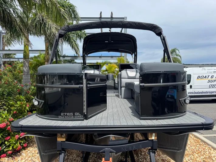  Yacht Photos Pics 2025 Avalon Catalina Platinum Quad Lounge boat, 27 feet, displayed outdoors with palm trees.