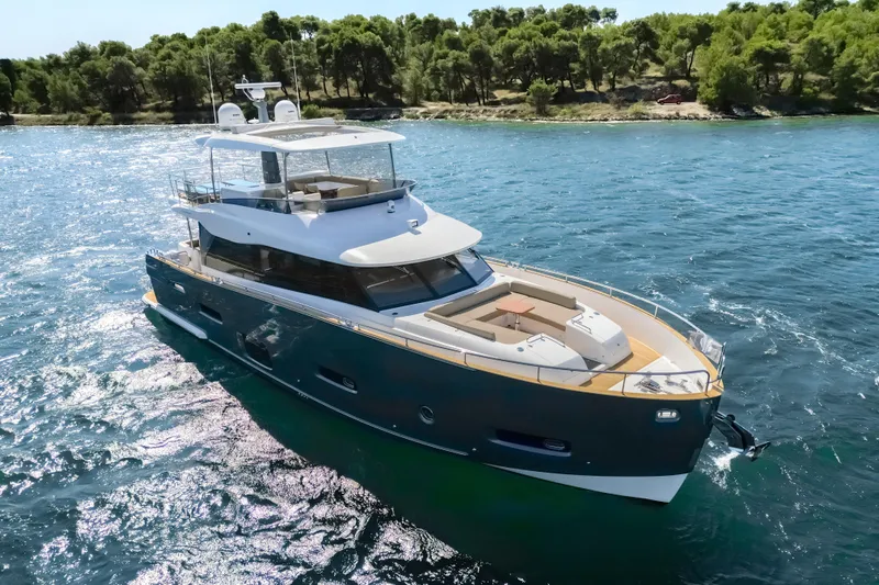 Izi Yacht Photos Pics Azimut Magellano 66 yacht cruising on a sunny day, 2017 model.