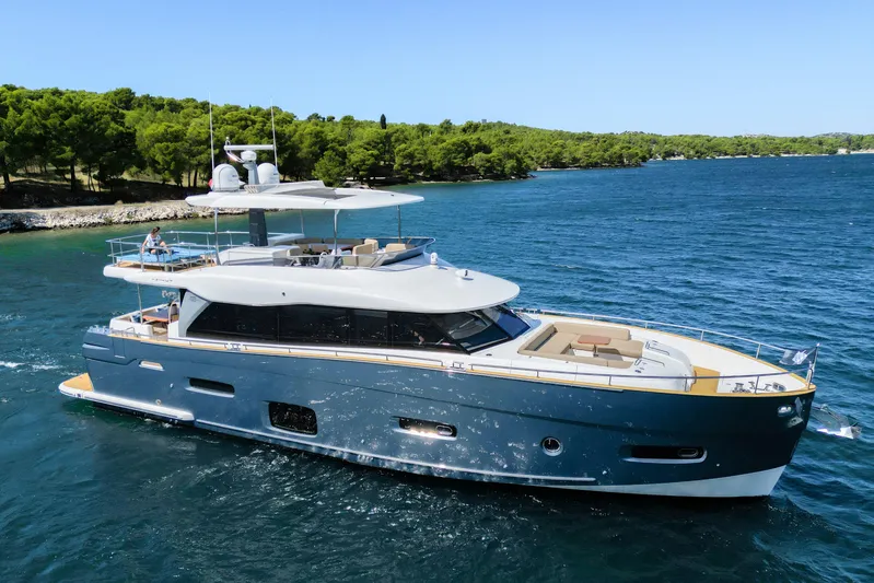 Izi Yacht Photos Pics Azimut Magellano 66 yacht cruising on a sunny day, 2017 model.