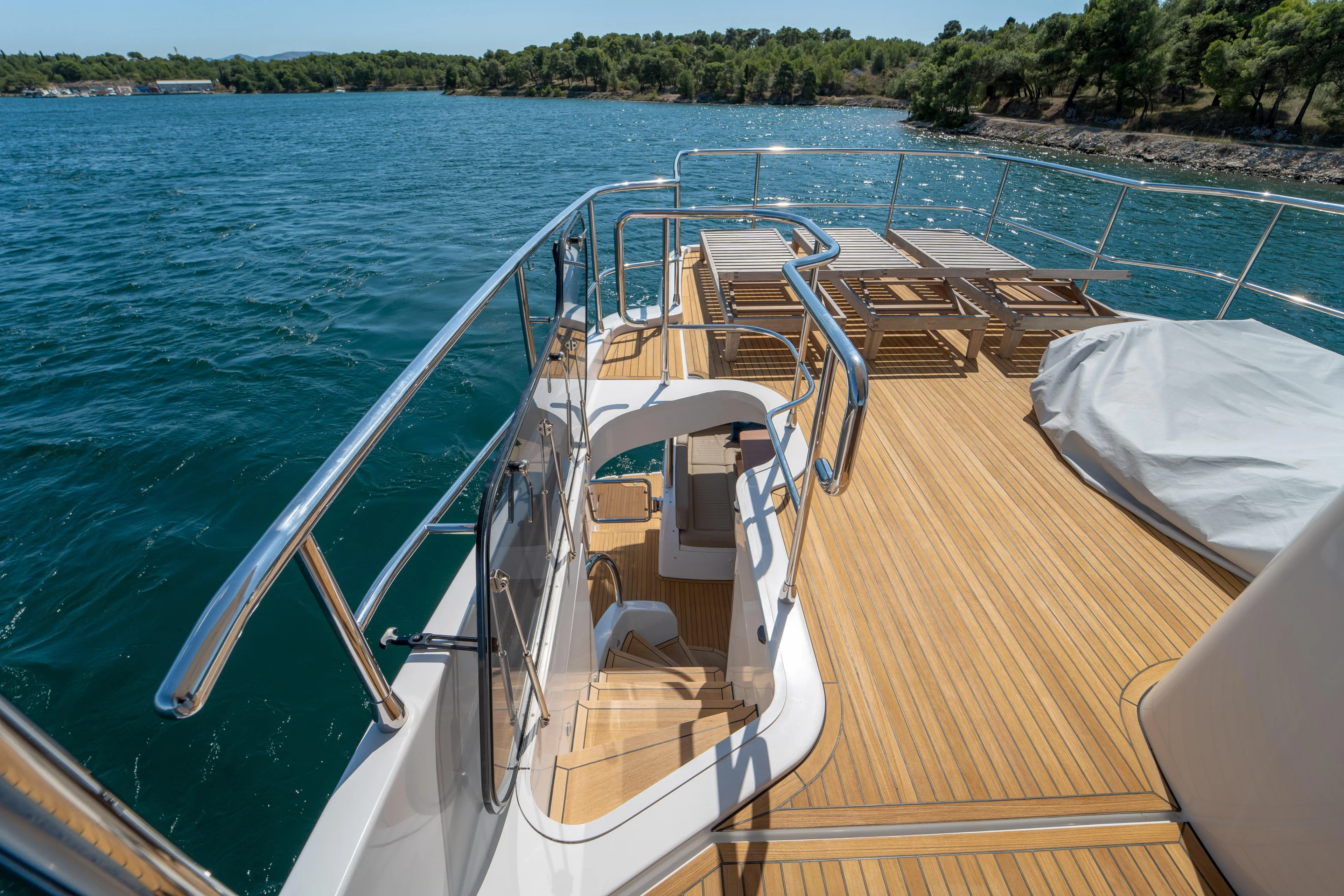 Izi Yacht Photos Pics Azimut Magellano 66 yacht deck, 2017 model, with sun loungers and ocean view.