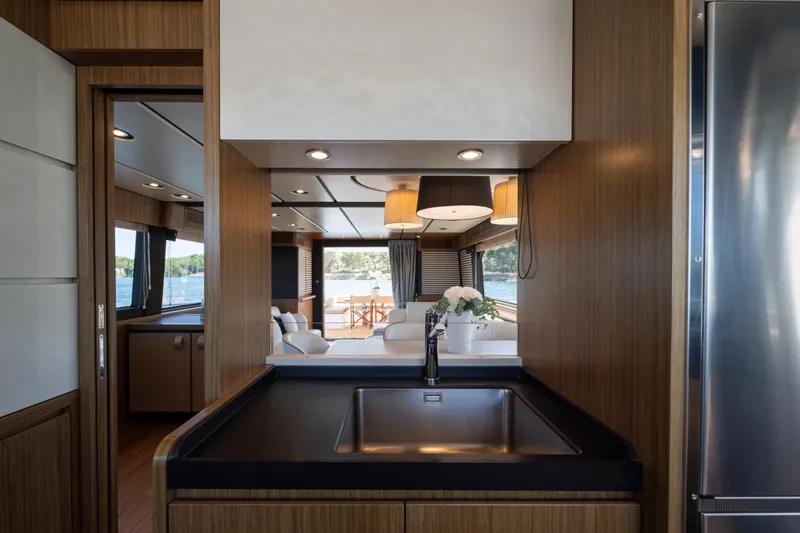 Izi Yacht Photos Pics 