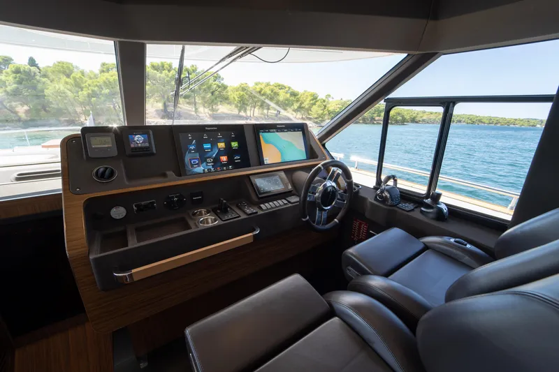 Izi Yacht Photos Pics 