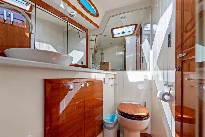 Tutto Bene Yacht Photos Pics 