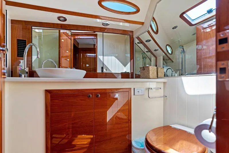 Tutto Bene Yacht Photos Pics 