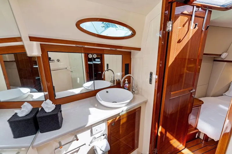 Tutto Bene Yacht Photos Pics 