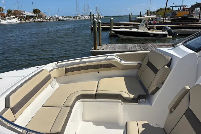 Famille Yacht Photos Pics 2020 Pursuit DC 365 Dual Console boat with spacious seating at a marina.