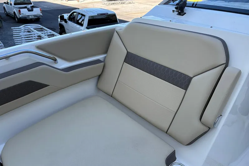 Famille Yacht Photos Pics 2020 Pursuit DC 365 Dual Console boat seat with beige and gray upholstery.
