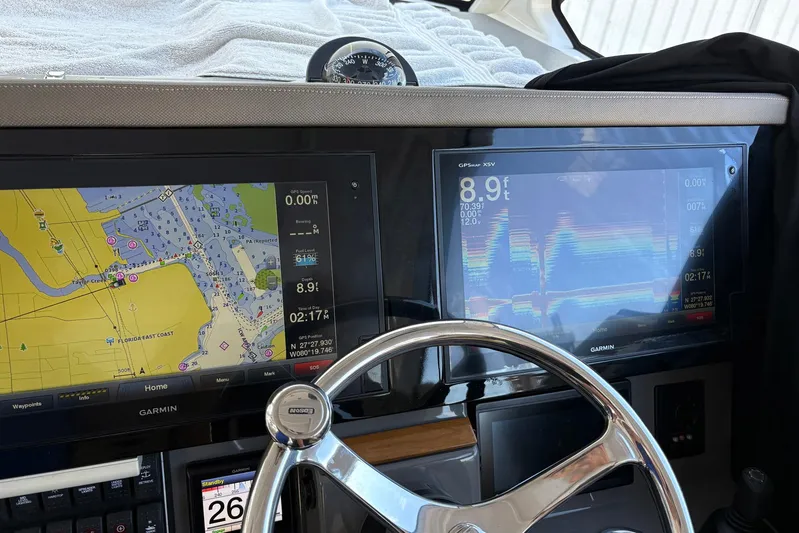 Famille Yacht Photos Pics 2020 Pursuit DC 365 Dual Console dashboard with Garmin navigation displays and steering wheel.