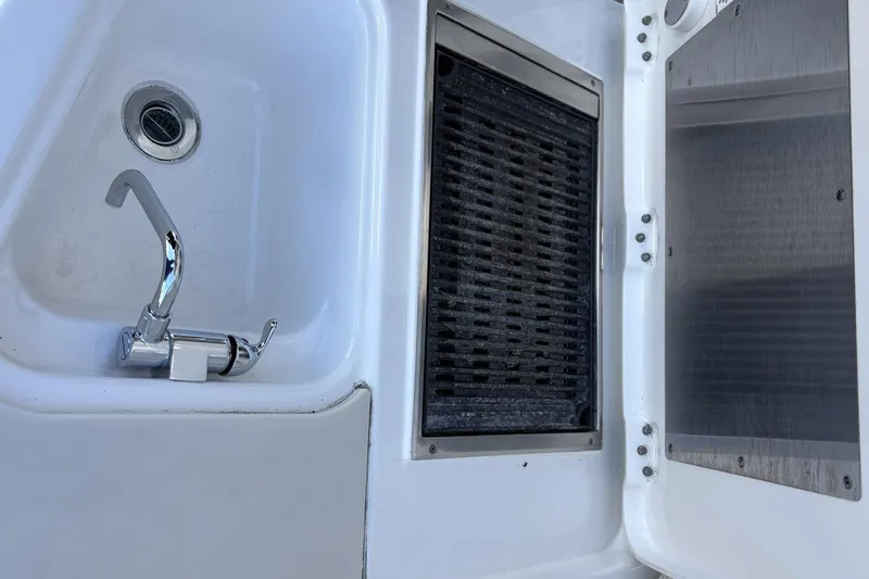 Famille Yacht Photos Pics 2020 Pursuit DC 365 Dual Console boat sink and grill area.