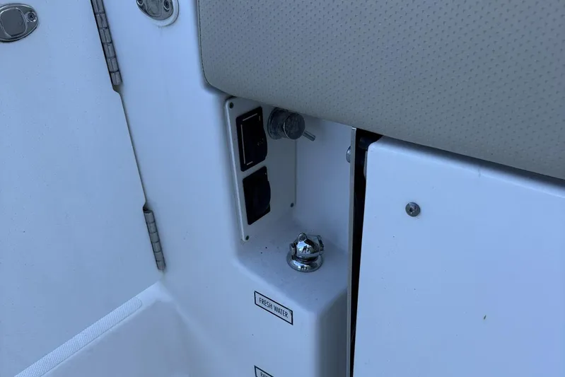 Famille Yacht Photos Pics 2020 Pursuit DC 365 Dual Console boat interior detail with fresh water access.