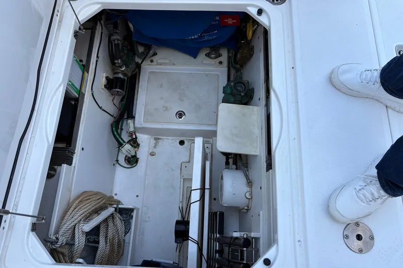 Famille Yacht Photos Pics 2020 Pursuit DC 365 Dual Console boat storage compartment with ropes and equipment.
