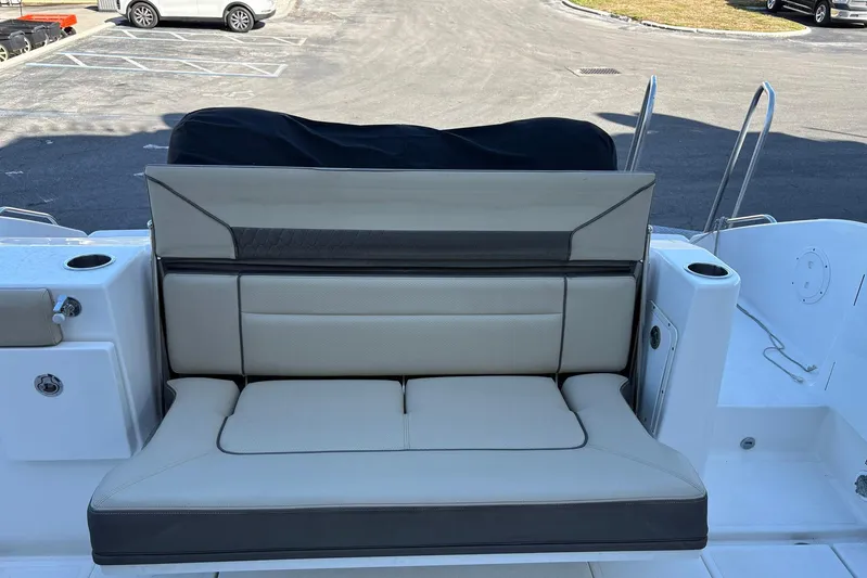 Famille Yacht Photos Pics 2020 Pursuit DC 365 Dual Console boat with beige seating and cup holders.