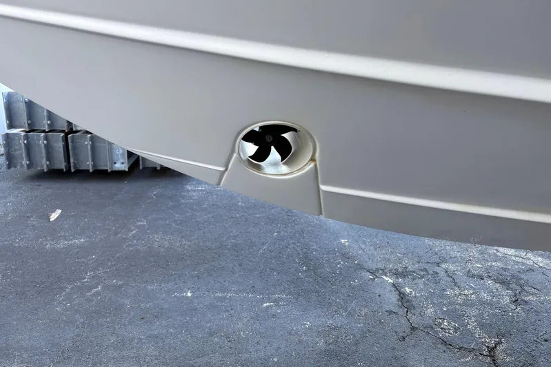 Famille Yacht Photos Pics 2020 Pursuit DC 365 Dual Console boat hull with visible thruster detail.