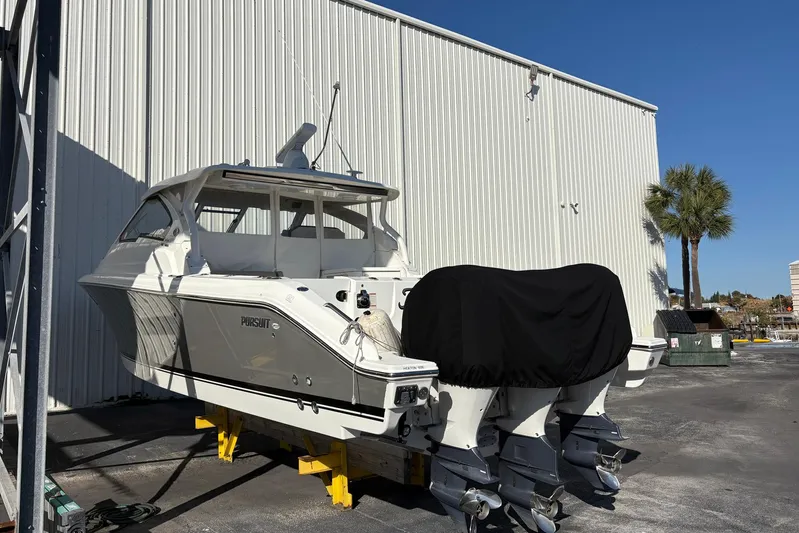 Famille Yacht Photos Pics 2020 Pursuit DC 365 Dual Console boat on dry dock, with covered engines.